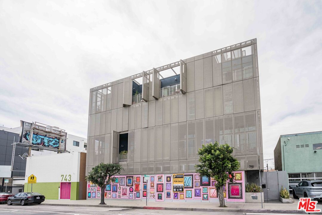 751 N Fairfax Ave Unit: 4