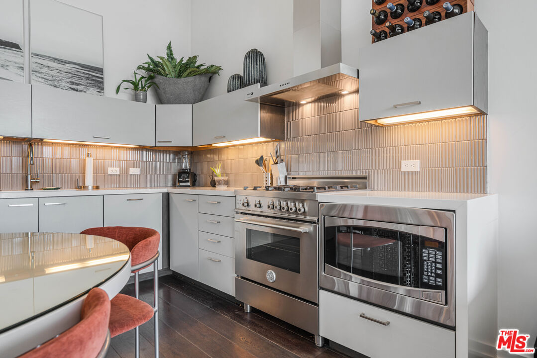 751 N Fairfax Ave Unit: 4