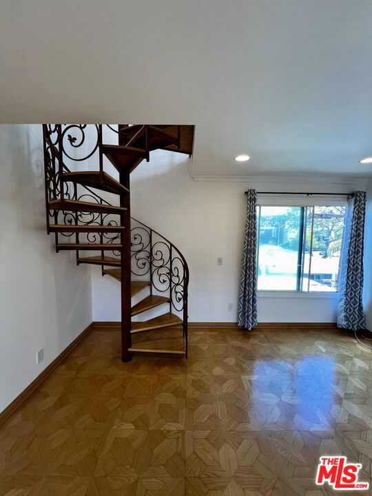 7505 Hampton Ave Unit: 16