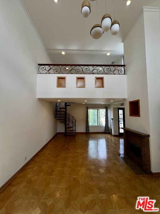 7505 Hampton Ave Unit: 16