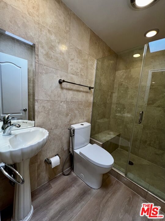 7505 Hampton Ave Unit: 16