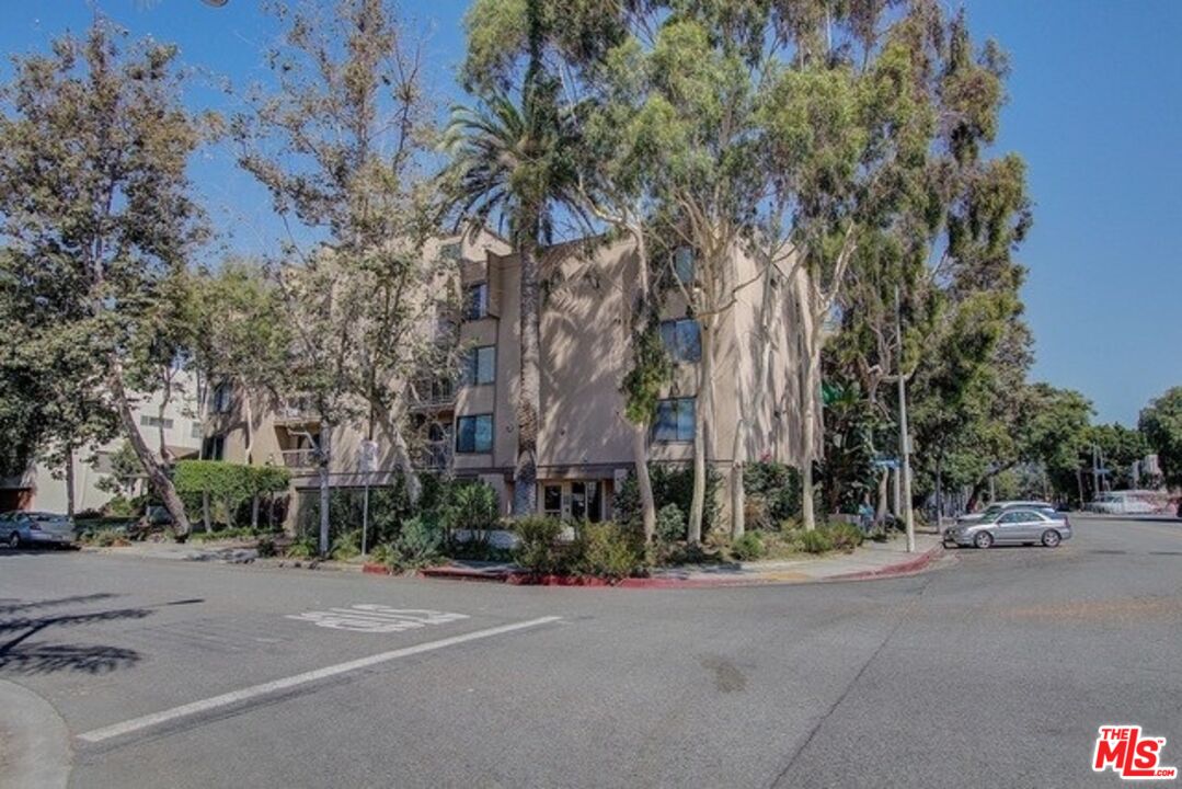 7505 Hampton Ave Unit: 16