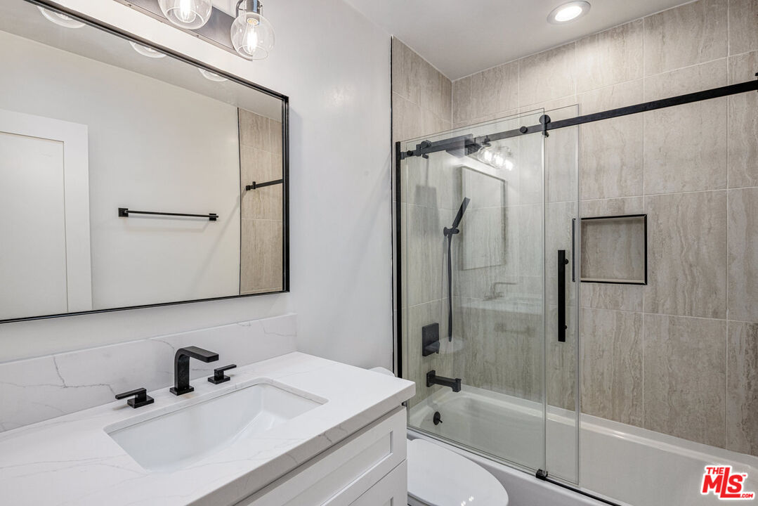 943 9th St Unit: 9
