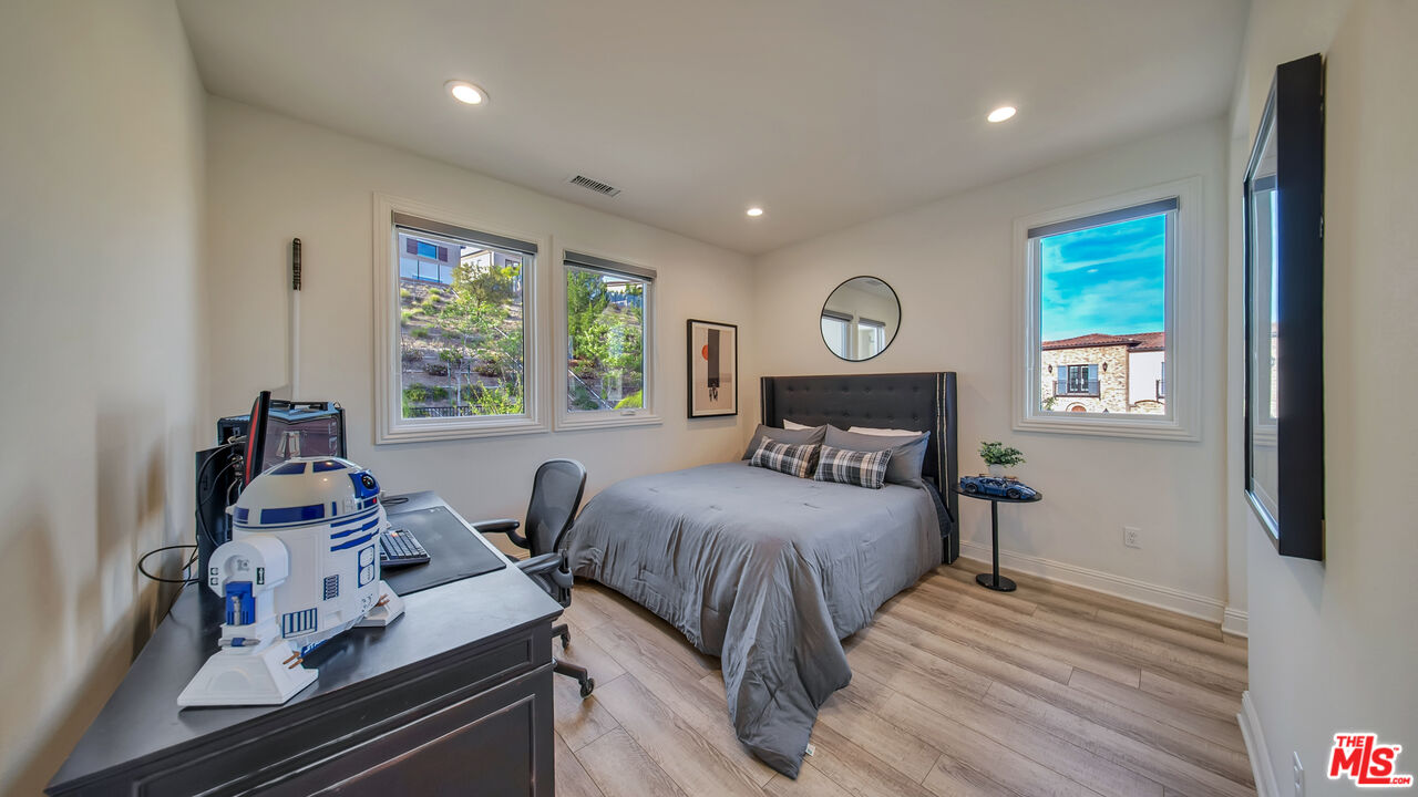 20111 W Piccadilly Ln