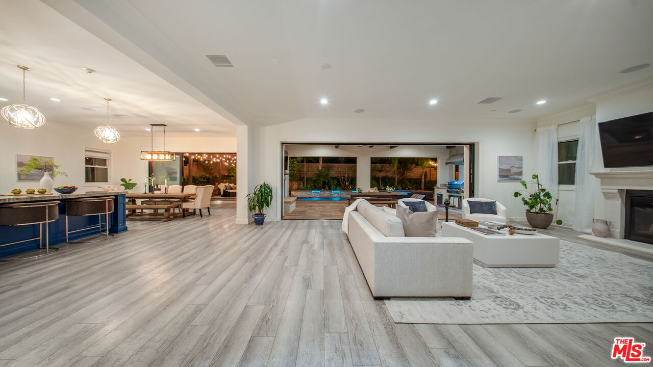 20111 W Piccadilly Ln