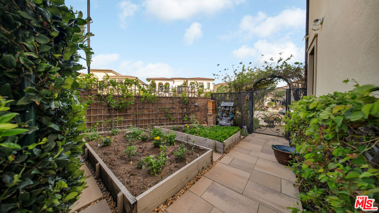 20111 W Piccadilly Ln