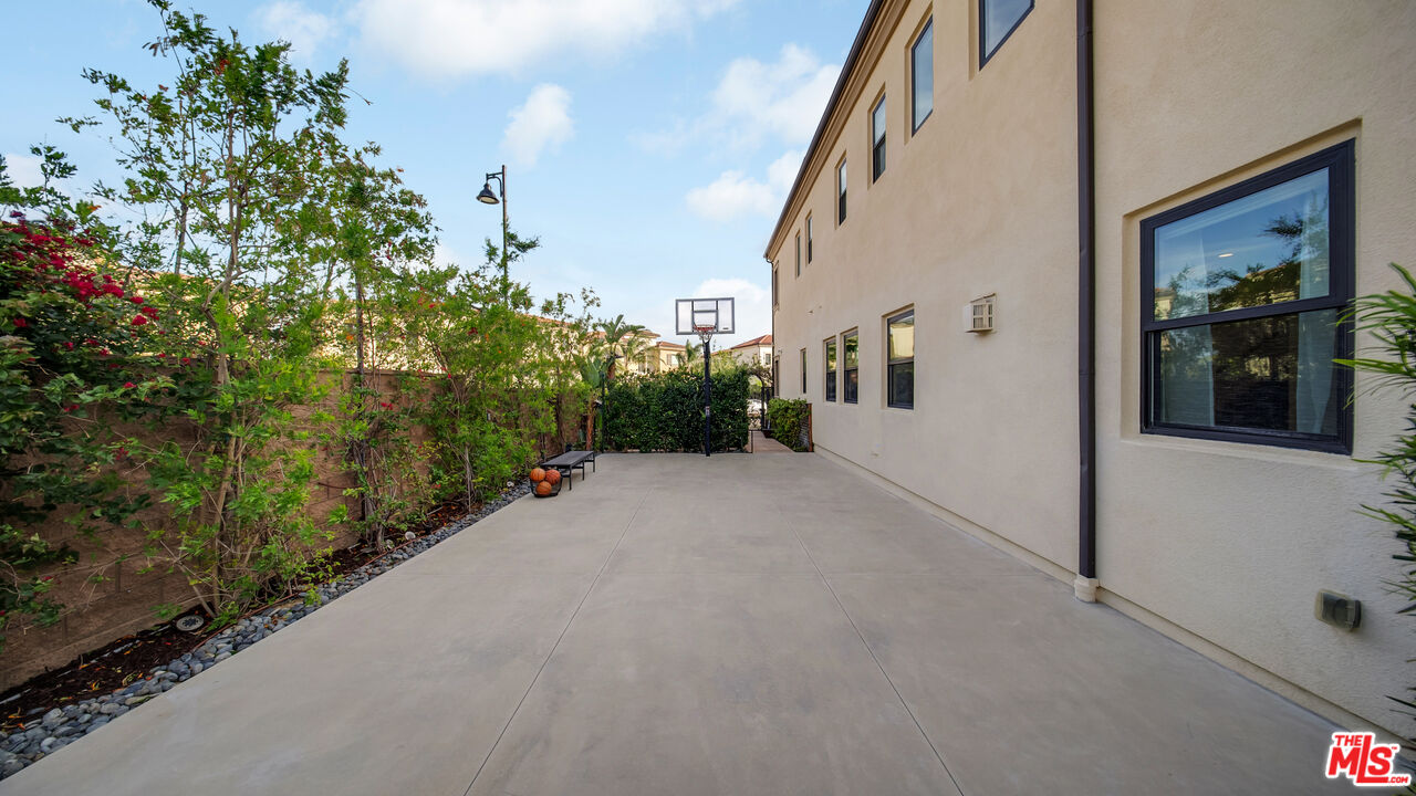 20111 W Piccadilly Ln