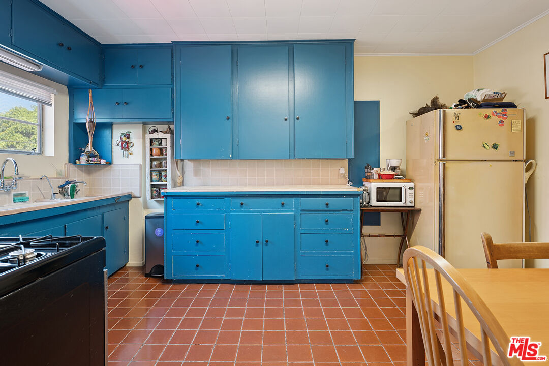 2847 S Robertson Blvd