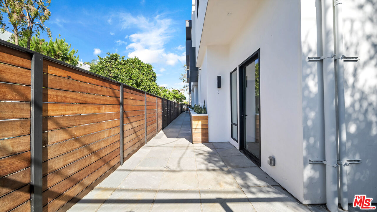 1123 N Formosa Ave Unit: 2