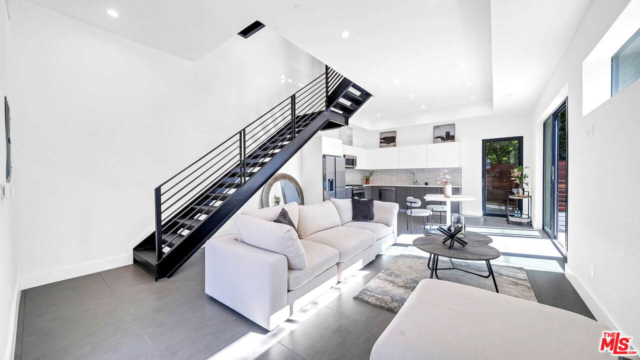 1123 N Formosa Ave Unit: 2