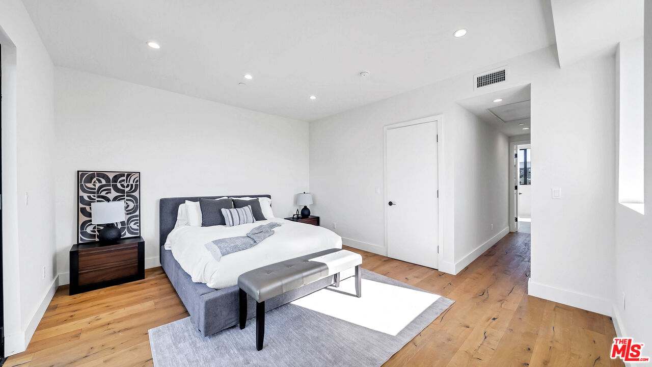 1123 N Formosa Ave Unit: 2