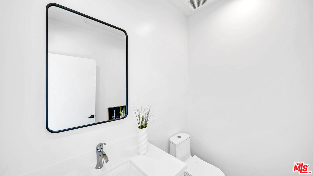 1123 N Formosa Ave Unit: 2