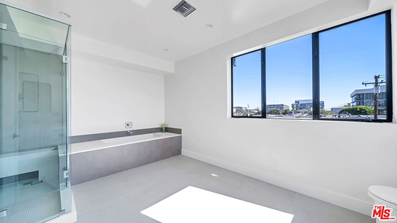 1123 N Formosa Ave Unit: 2