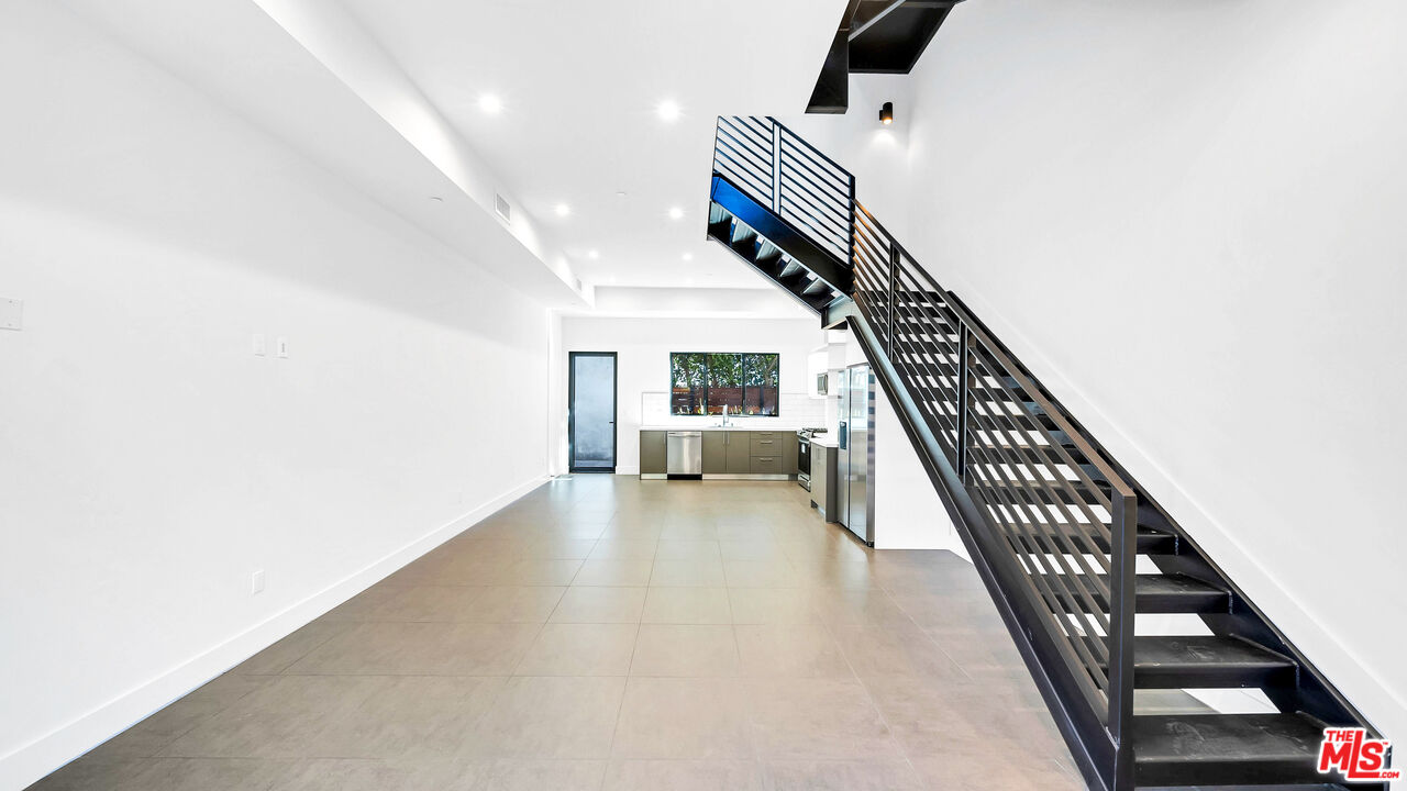 1123 N Formosa Ave Unit: 2