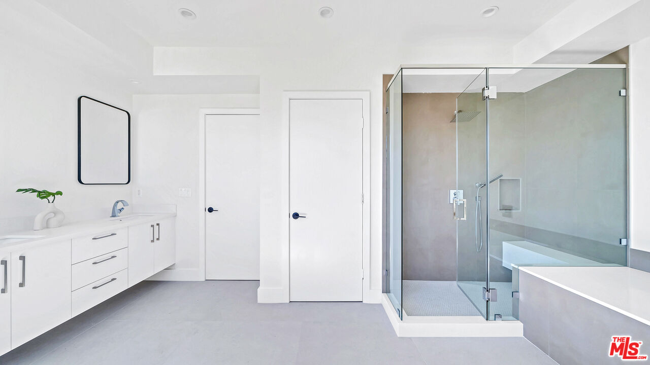 1123 N Formosa Ave Unit: 2