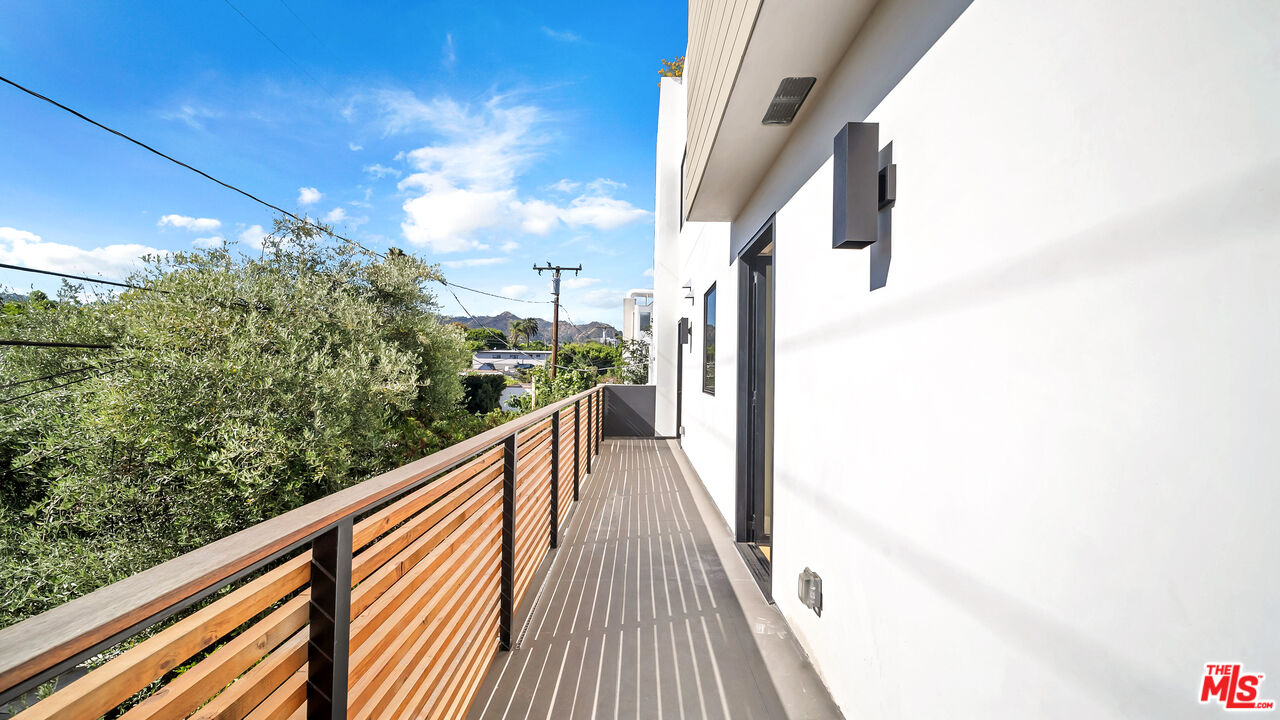 1123 N Formosa Ave Unit: 2