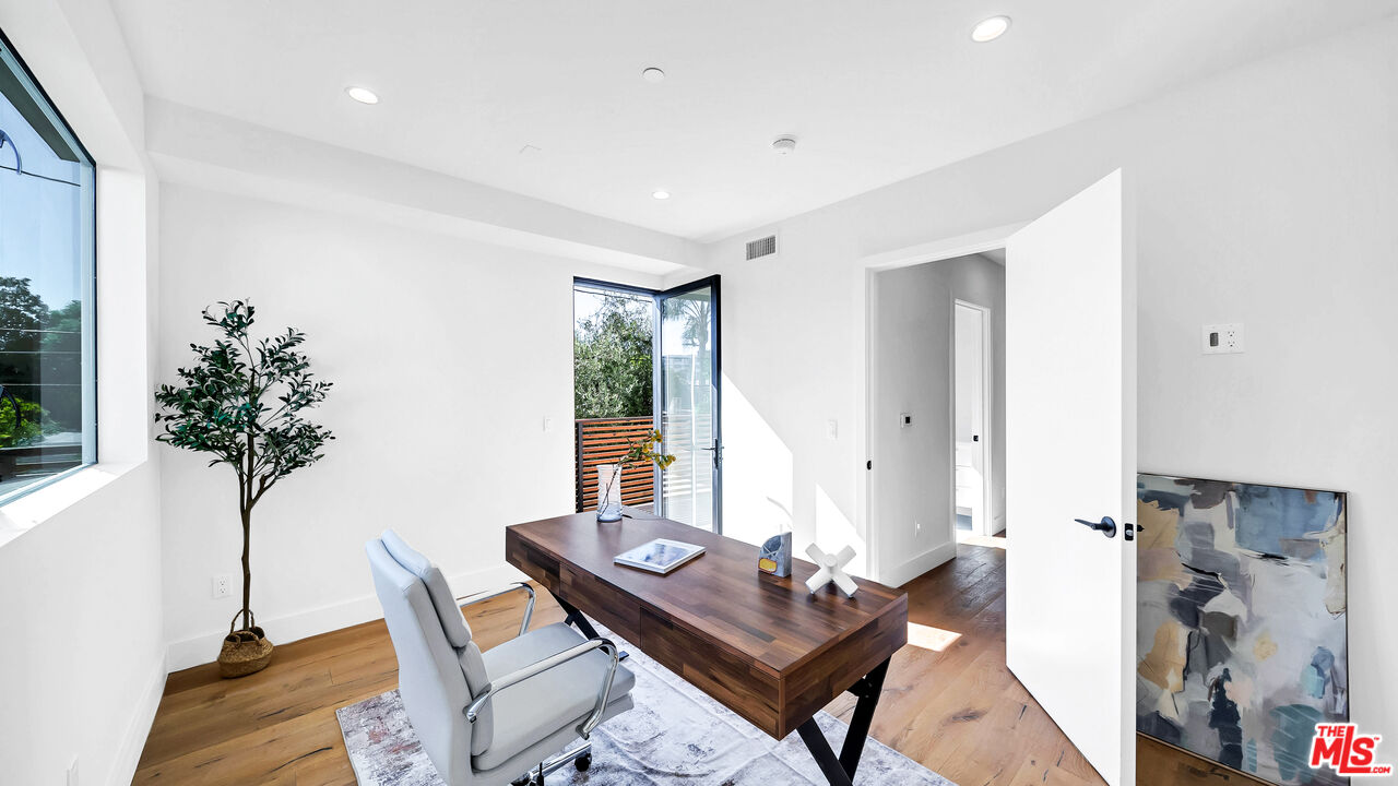 1123 N Formosa Ave Unit: 2