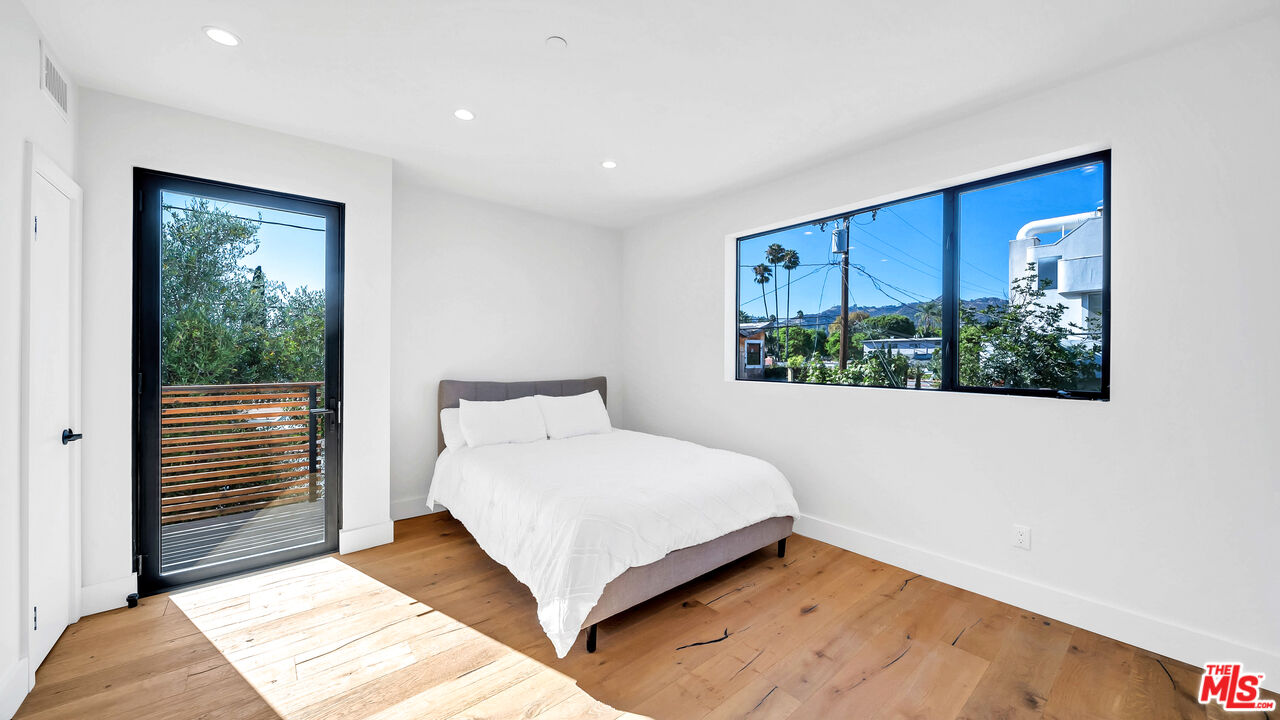 1123 N Formosa Ave Unit: 2