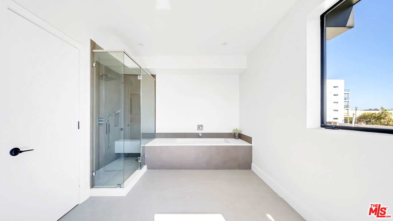 1123 N Formosa Ave Unit: 2