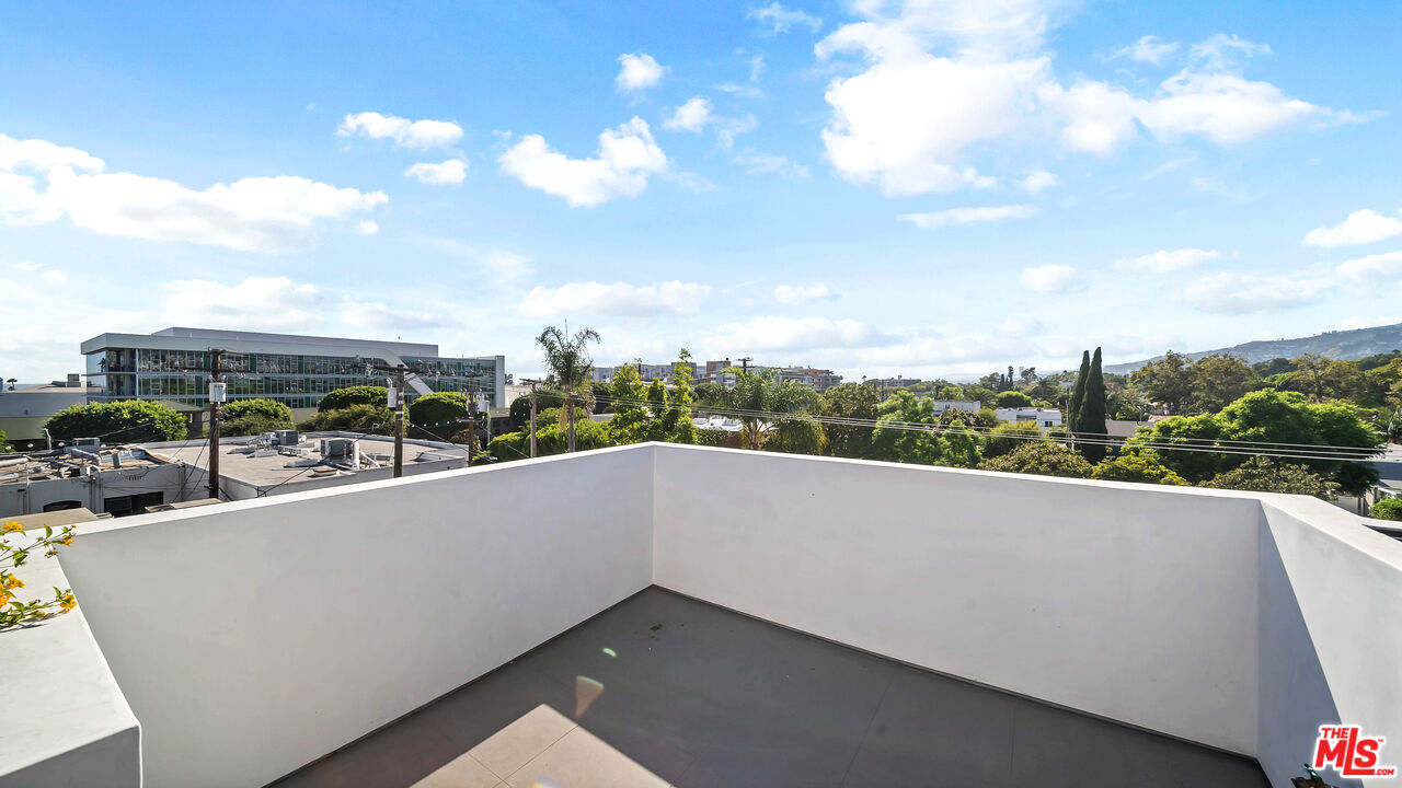 1123 N Formosa Ave Unit: 2