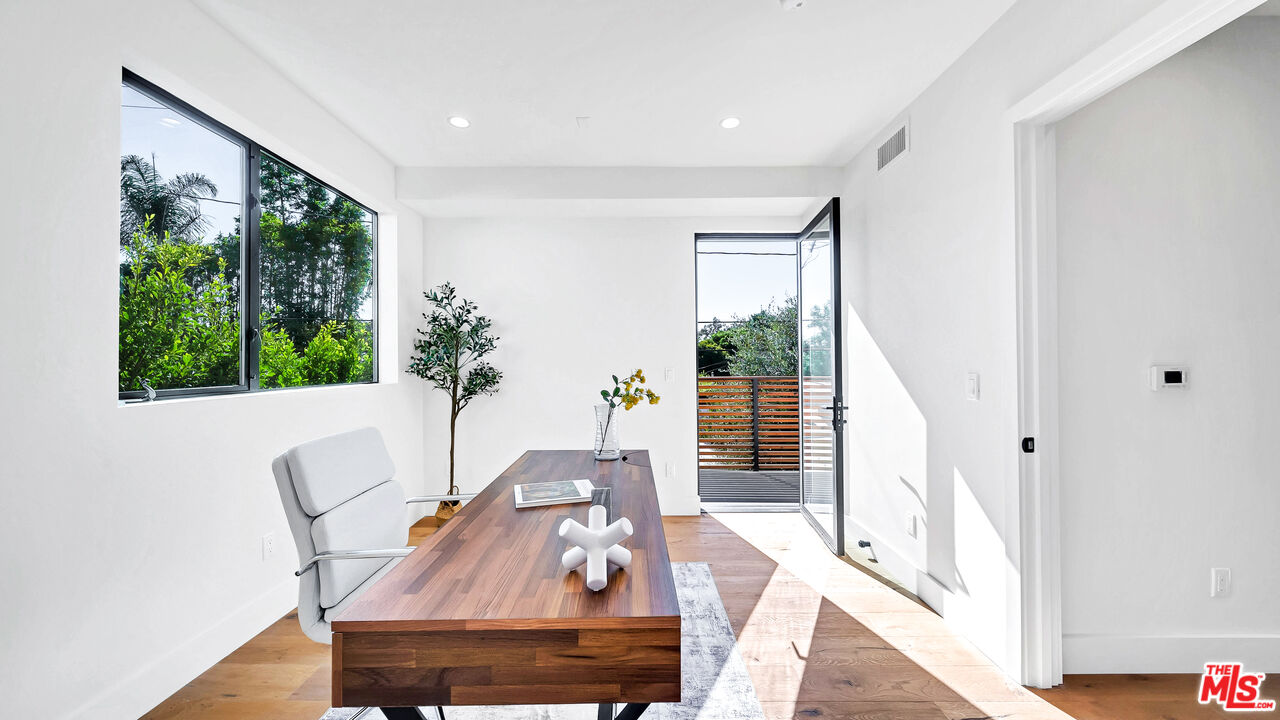 1123 N Formosa Ave Unit: 2