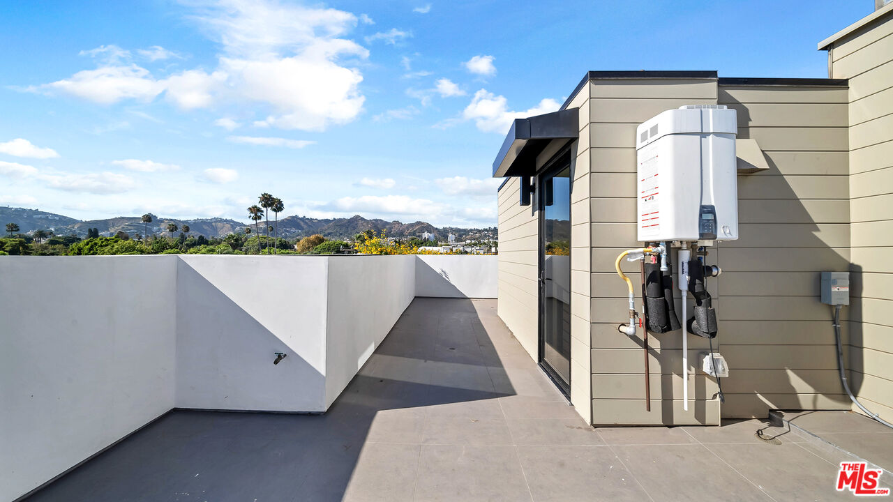 1123 N Formosa Ave Unit: 2