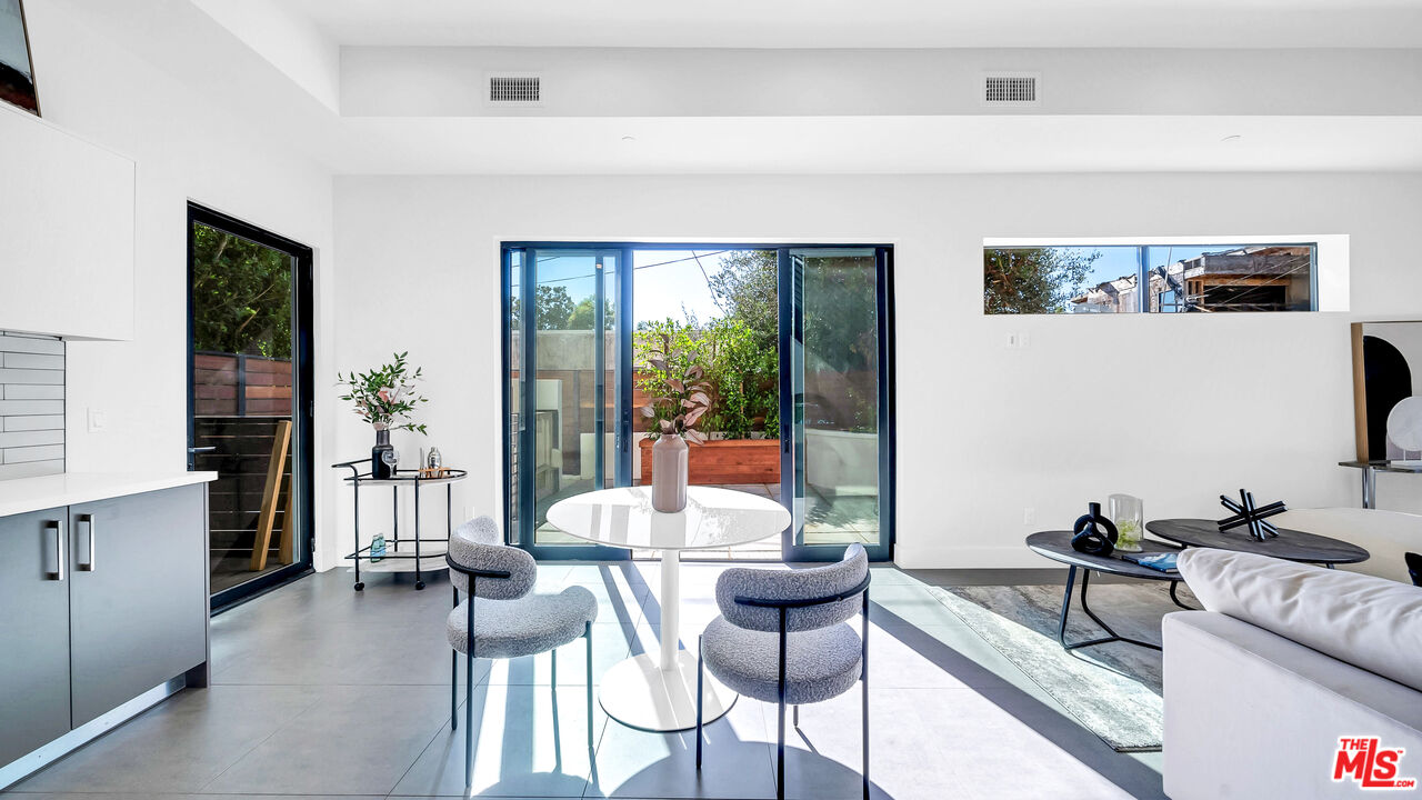 1123 N Formosa Ave Unit: 2