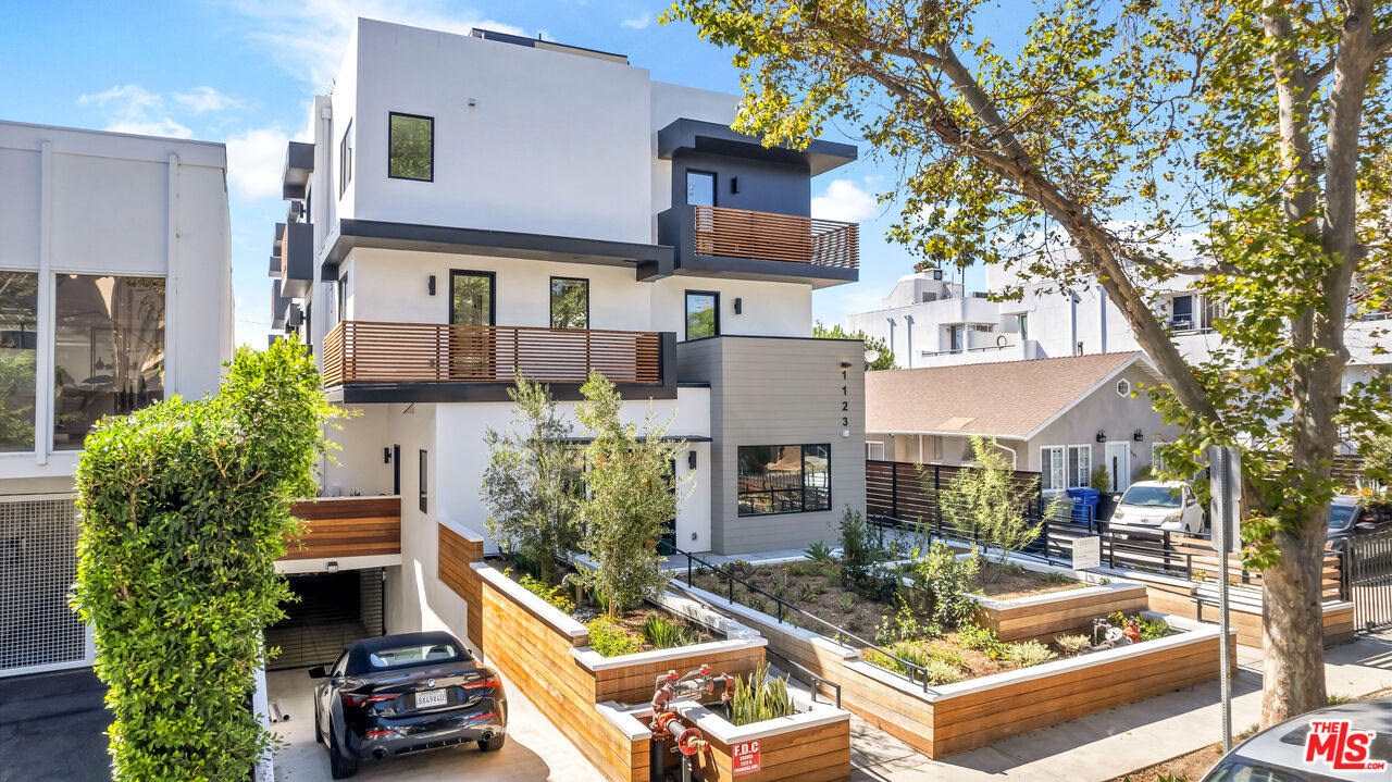 1123 N Formosa Ave Unit: 2