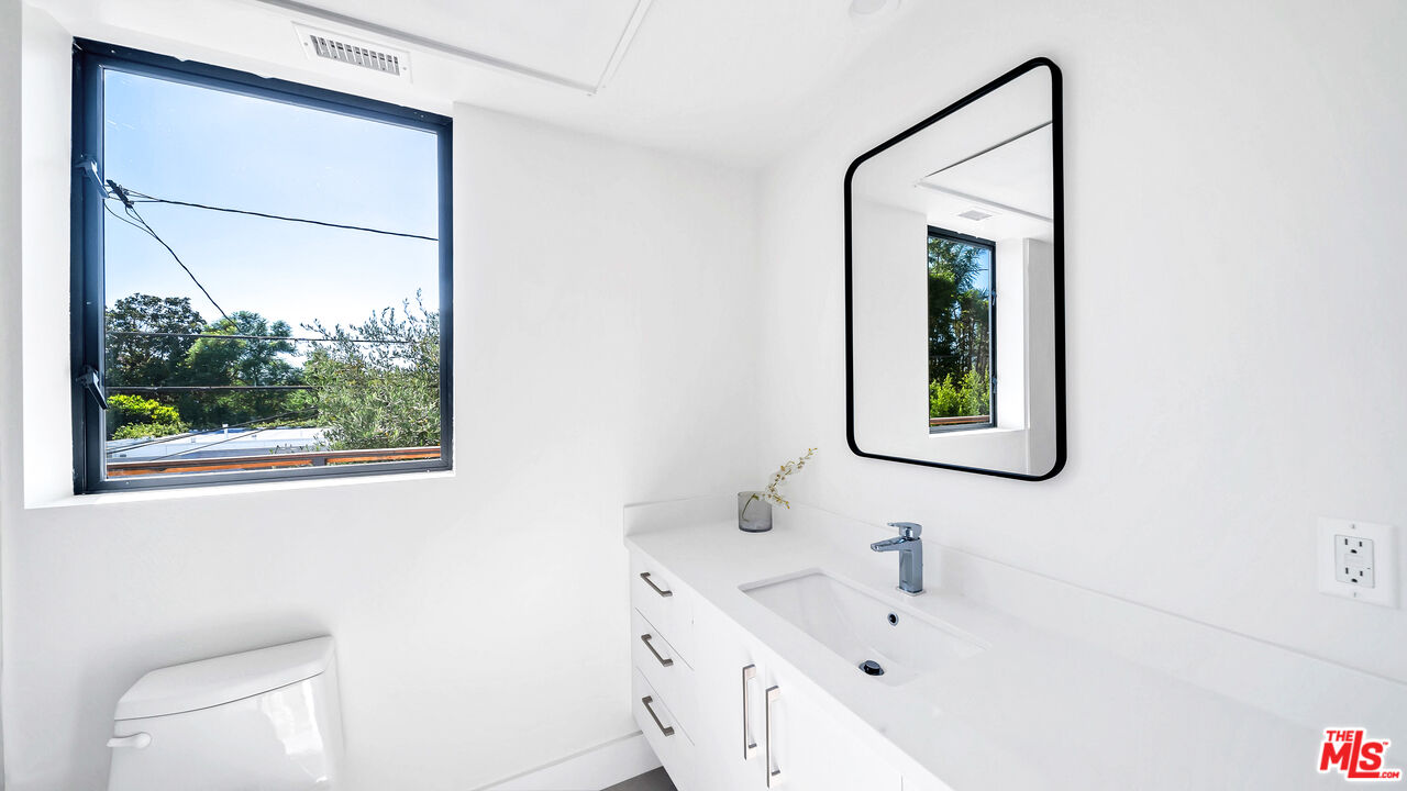 1123 N Formosa Ave Unit: 2