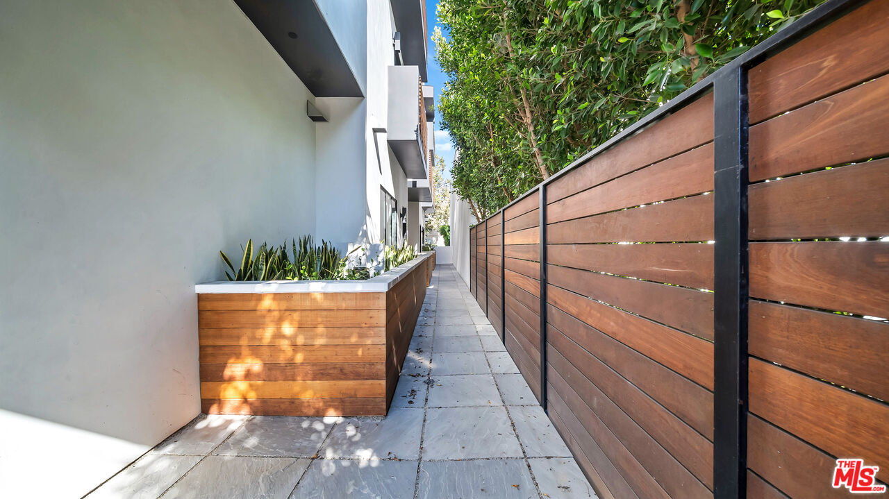 1123 N Formosa Ave Unit: 2