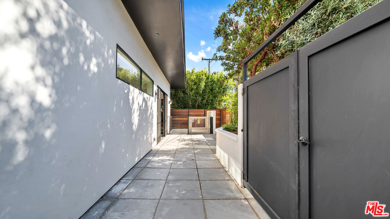 1123 N Formosa Ave Unit: 2