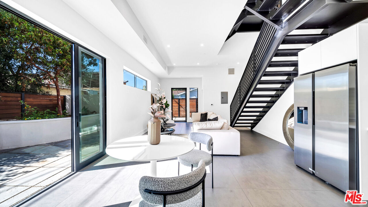 1123 N Formosa Ave Unit: 2