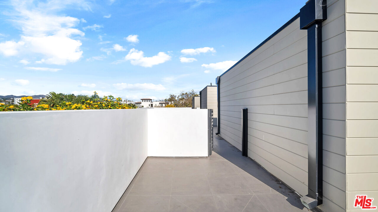 1123 N Formosa Ave Unit: 2