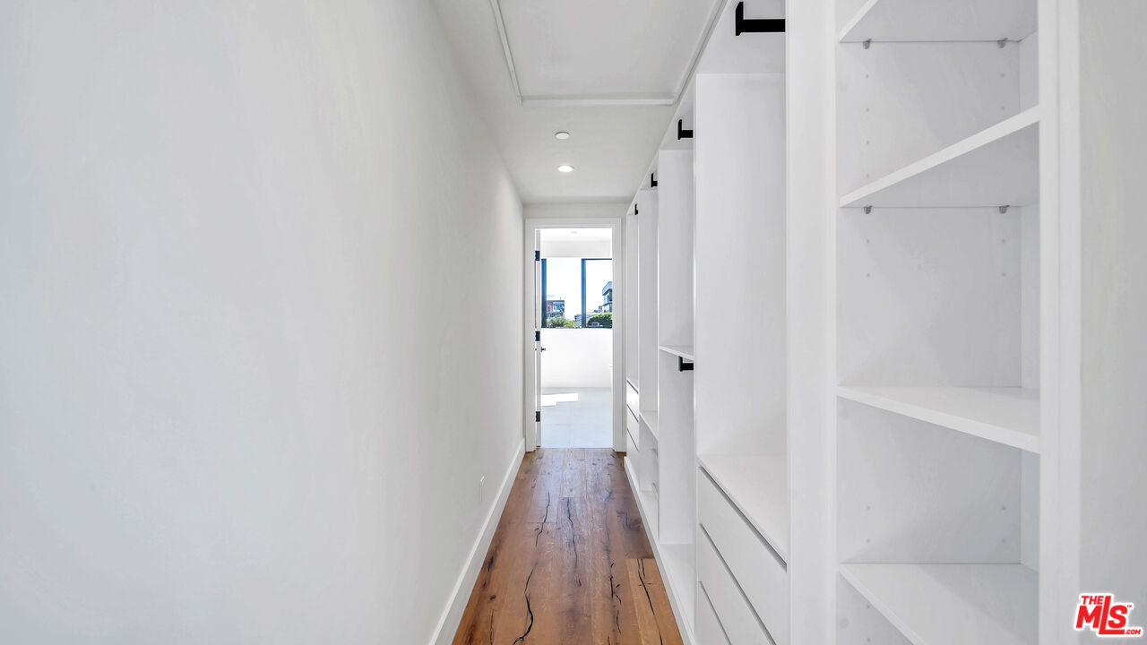 1123 N Formosa Ave Unit: 2