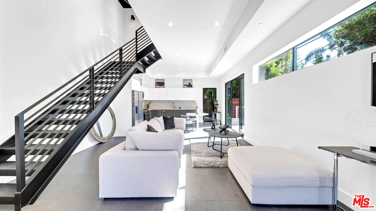 1123 N Formosa Ave Unit: 2