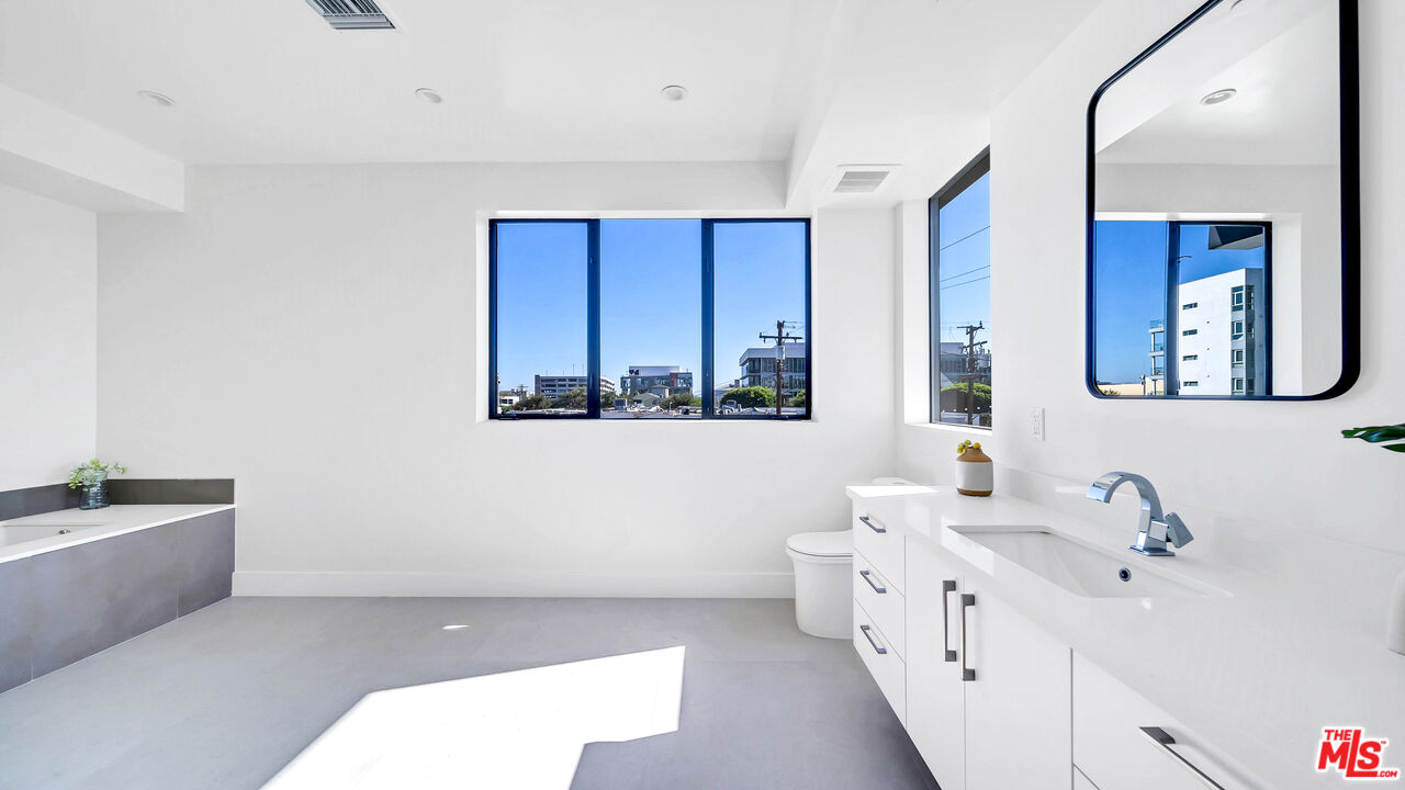 1123 N Formosa Ave Unit: 2