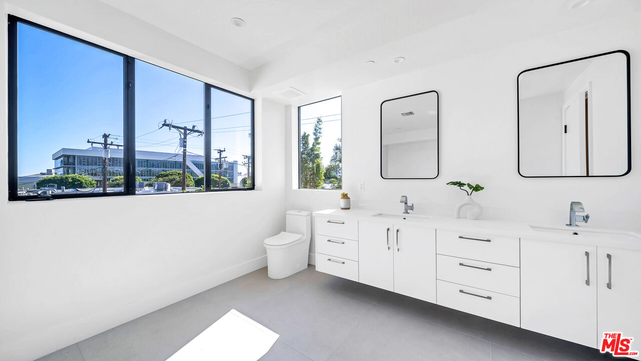 1123 N Formosa Ave Unit: 2