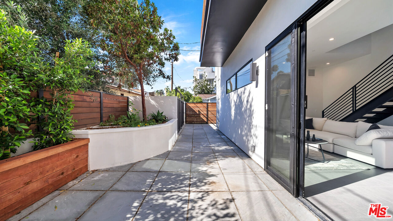 1123 N Formosa Ave Unit: 2