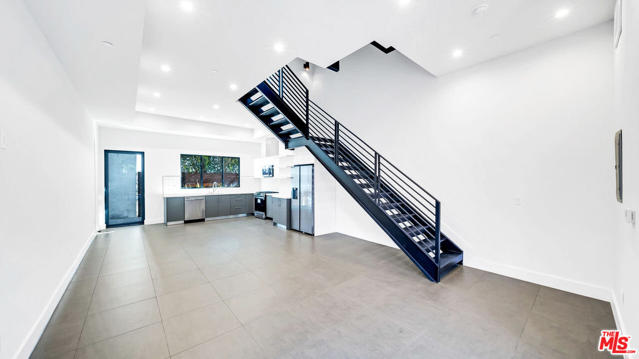 1123 N Formosa Ave Unit: 2