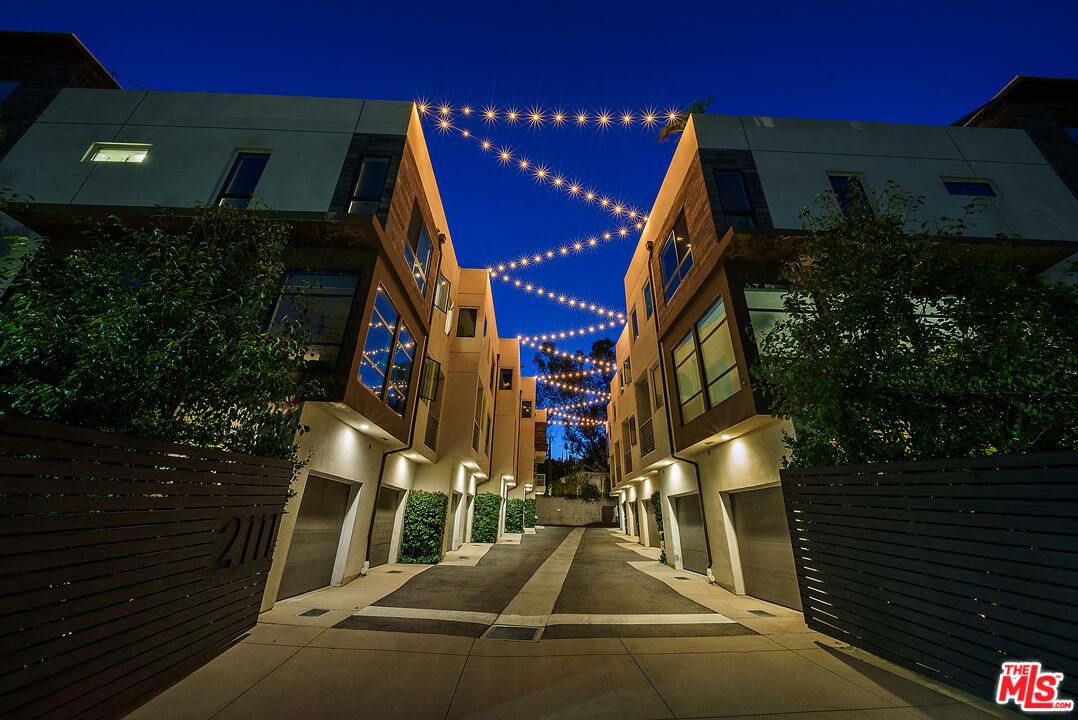 2111 N Cahuenga Blvd Unit: 1