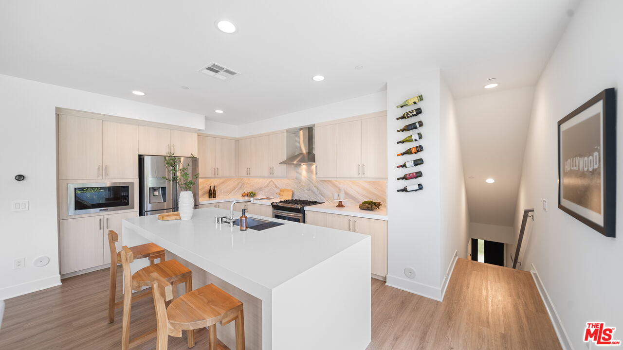 2111 N Cahuenga Blvd Unit: 1