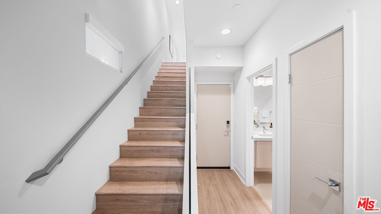 2111 N Cahuenga Blvd Unit: 1