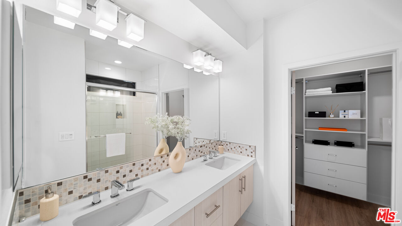 2111 N Cahuenga Blvd Unit: 1