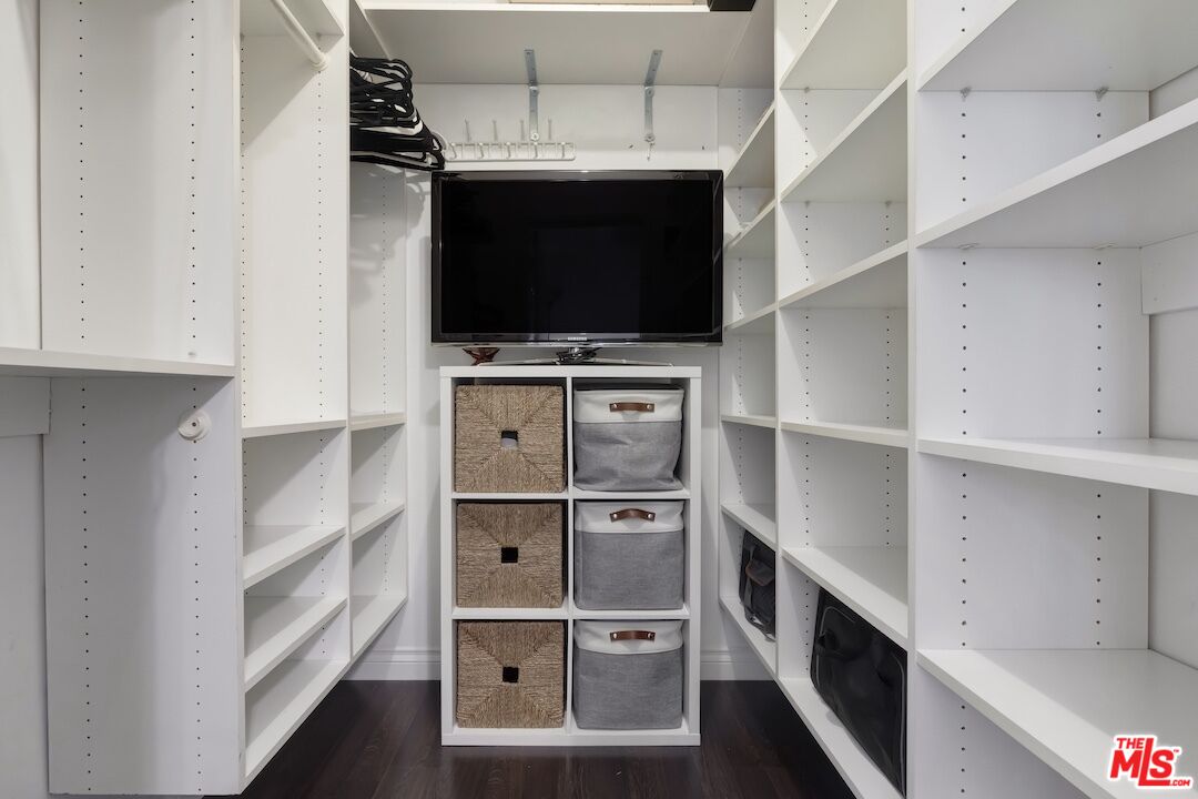 5139 Balboa Blvd Unit: 11