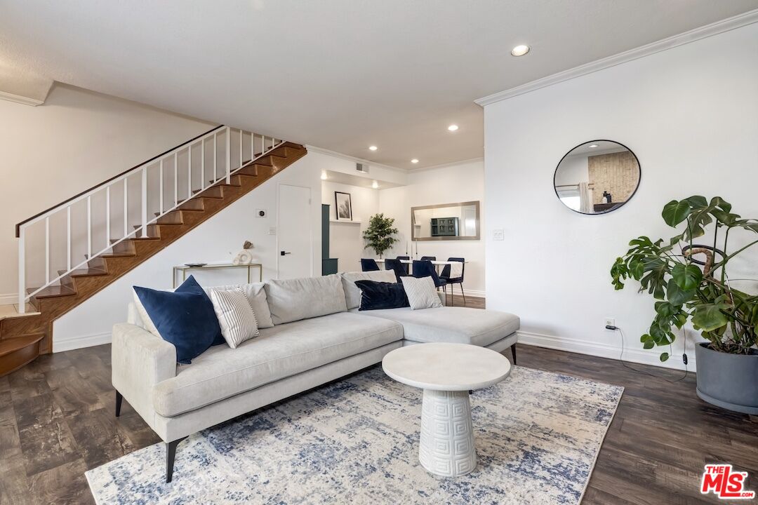 5139 Balboa Blvd Unit: 11