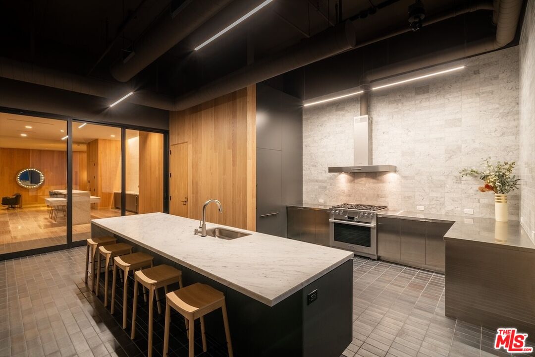 702 N Doheny Dr Unit: TH5