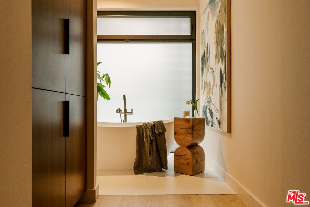 702 N Doheny Dr Unit: TH5