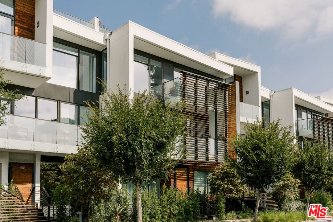 702 N Doheny Dr Unit: TH5