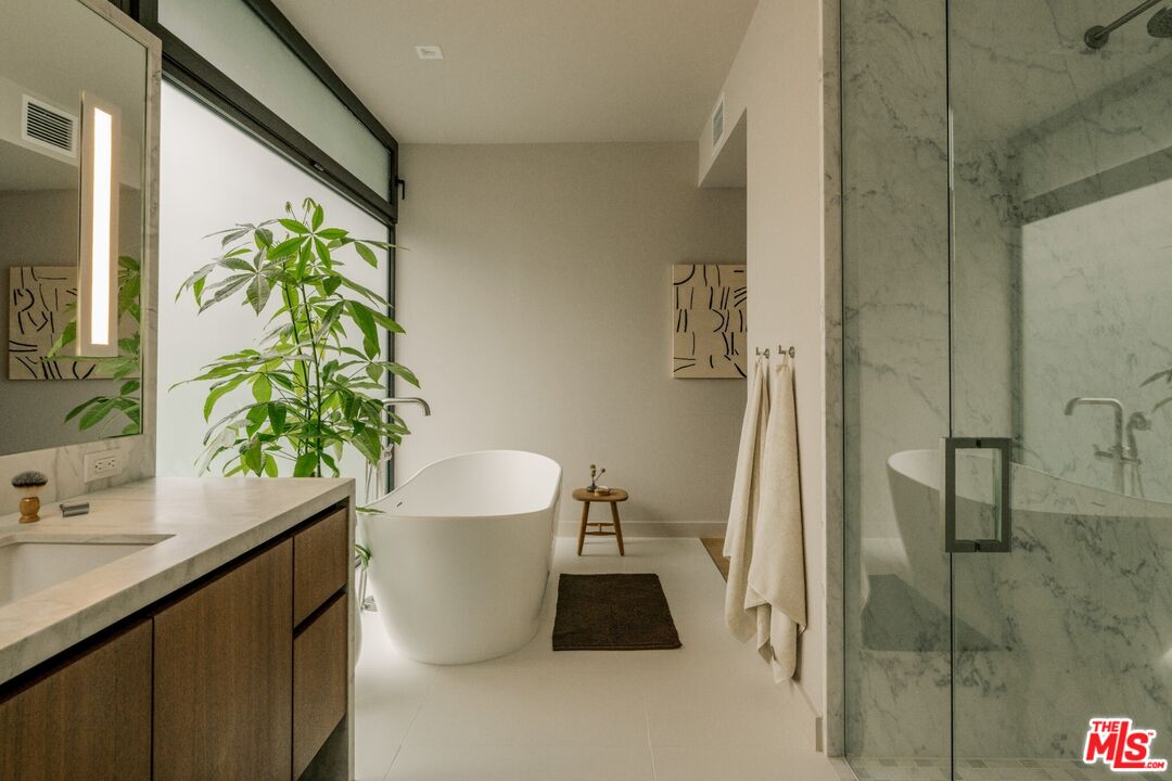 702 N Doheny Dr Unit: TH5