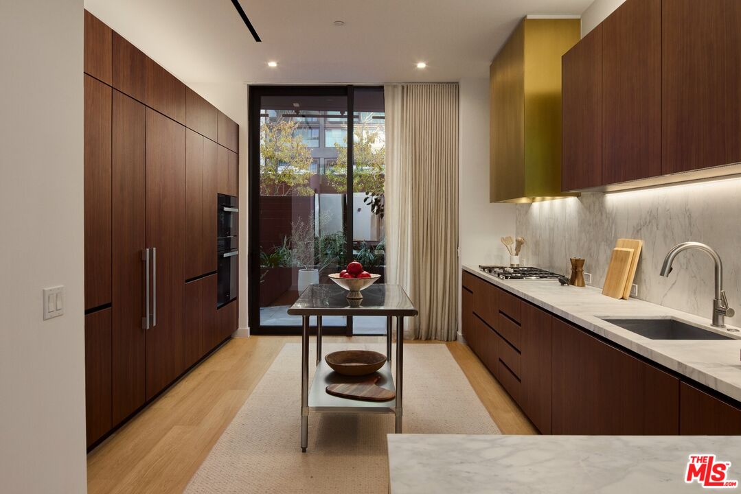 702 N Doheny Dr Unit: TH5